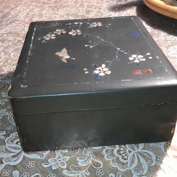 VTG ASIAN BLACK LACQUER JEWEL BOX w/MOP inlaid. $39 - Picture 9 of 12